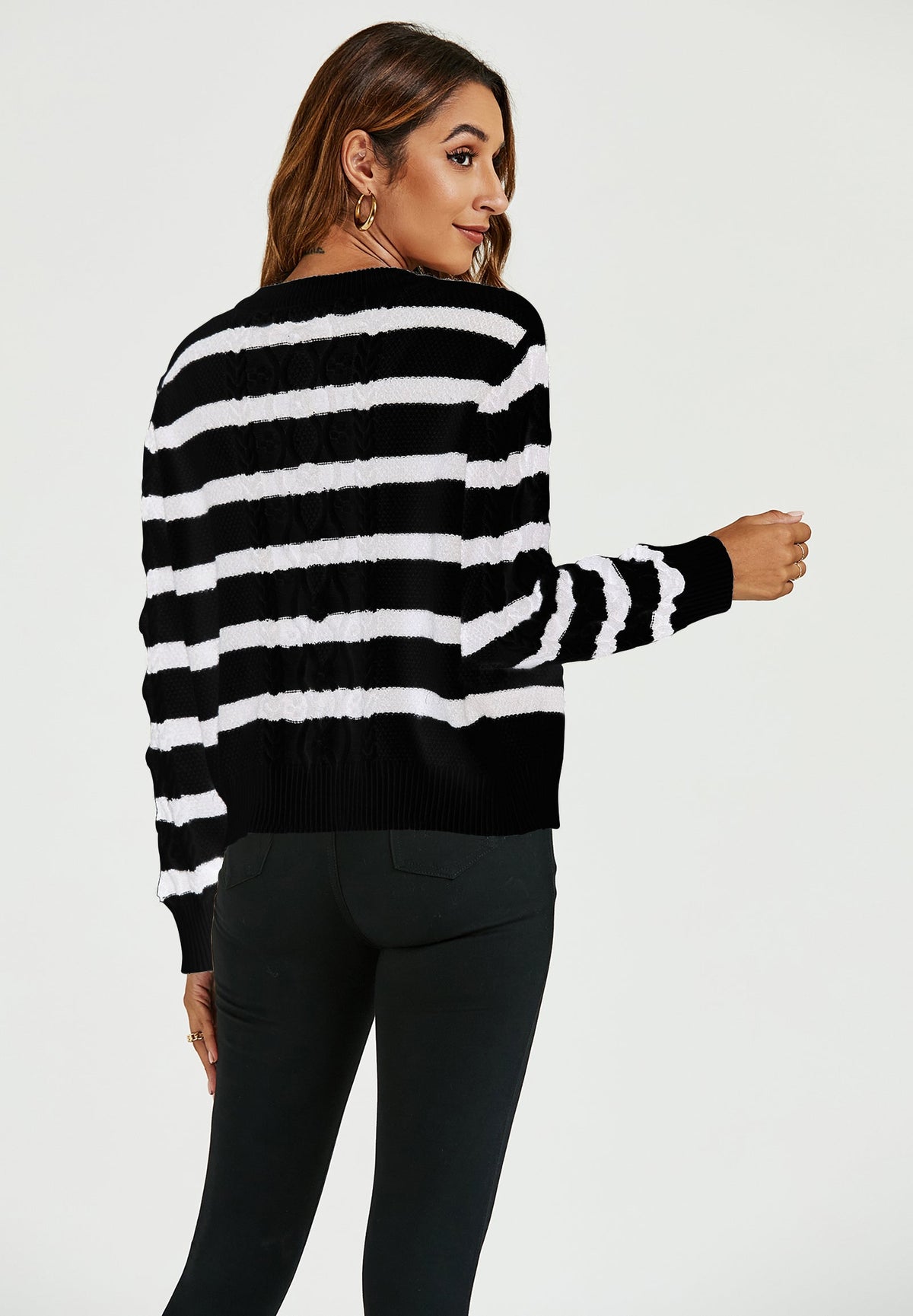 Schwarze-weiße Strickjacke mit Streifenmuster