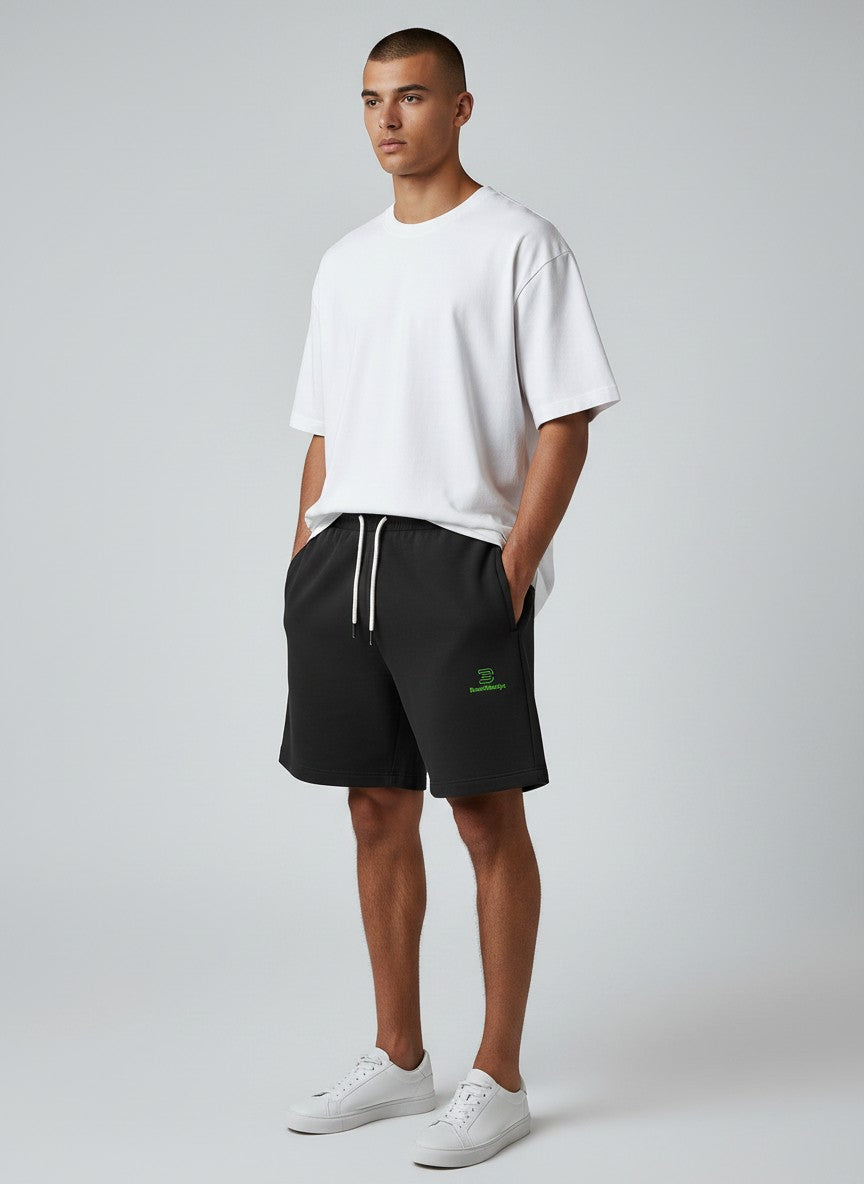 Core Sweatshorts 300 g/m² – grüne Stickerei