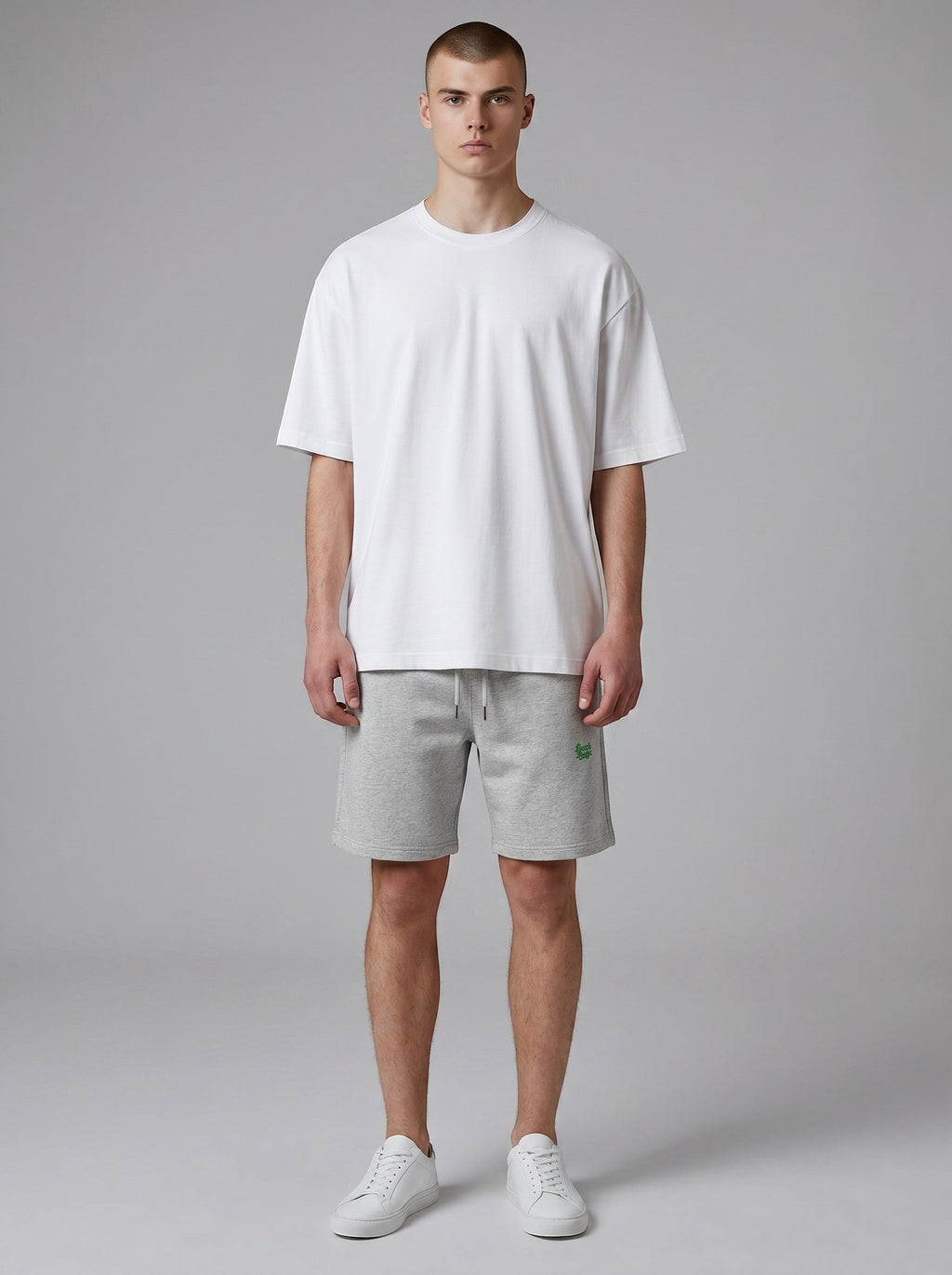 Monster Sweatshorts 300 g/m² – grüne Stickerei
