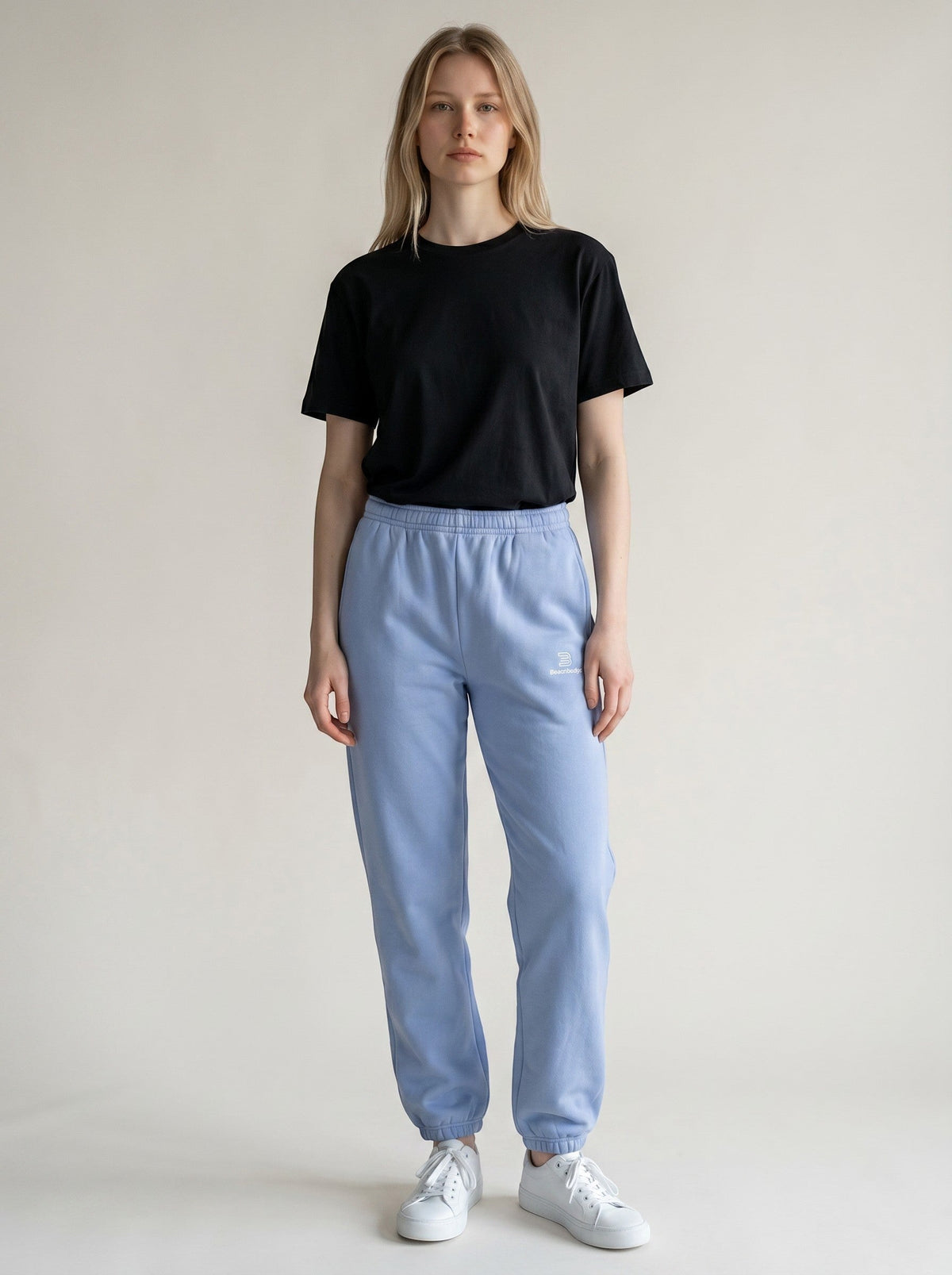 Identity Fluffy Jogginghose – weiße Stickerei