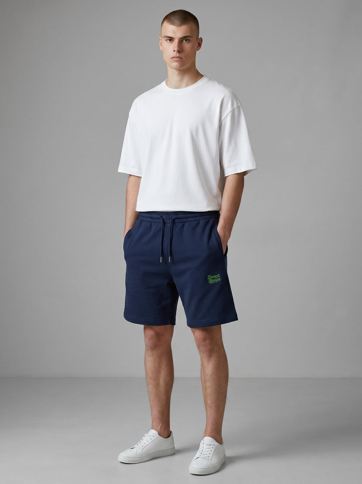 Monster Sweatshorts 300 g/m² – grüne Stickerei
